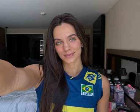 Após um 2024 marcado por lesões e superação, a central da seleção brasileira de vôlei, Júlia Kudiess, vive em 2025 o reconhecimento por sua retomada nas quadras.