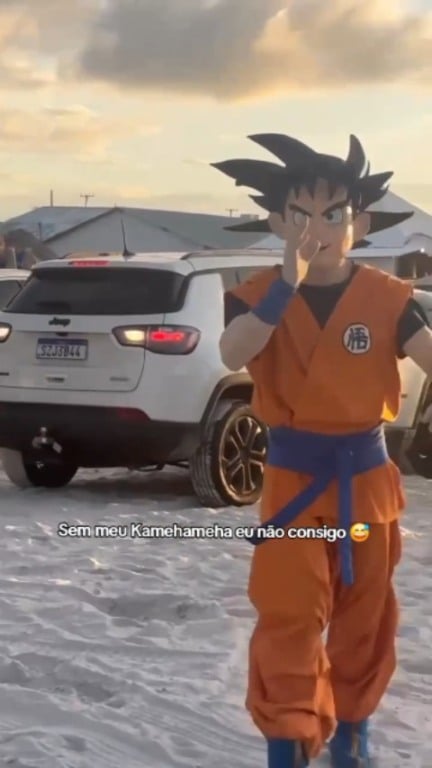 Goku e Kuririn aparecem em praia do Pará para resgatar carro atolado