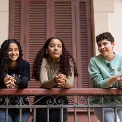 Voltado para jovens em situação de vulnerabilidade socioeconômica, o programa oferece bolsas de estudos, materiais didáticos e paradidáticos, além de mentoria e apoio psicológico.