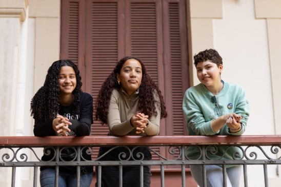 Voltado para jovens em situação de vulnerabilidade socioeconômica, o programa oferece bolsas de estudos, materiais didáticos e paradidáticos, além de mentoria e apoio psicológico.