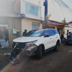 Uma mulher viveu momentos de terror ao ser abordada por dois assaltantes armados enquanto dirigia sua caminhonete por uma via movimentada de Parauapebas