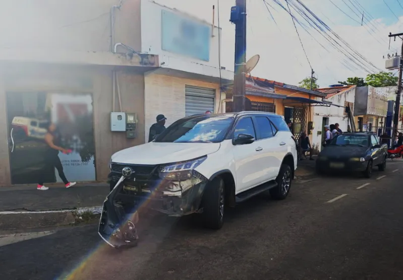 Uma mulher viveu momentos de terror ao ser abordada por dois assaltantes armados enquanto dirigia sua caminhonete por uma via movimentada de Parauapebas