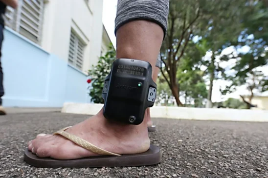 Apesar de sua função de controle e prevenção, a tornozeleira eletrônica causa efeitos significativos na vida de quem a utiliza.