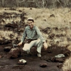 Em 1967, o geólogo Breno dos Santos batia o martelo em rocha em clareira no meio da floresta amazônica e descobriria a província mineral de Carajás. Foto: Coleção Breno Augusto dos Santos / Acervo Espaço Memória Vale