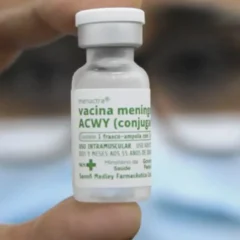 O imunizante protege contra os sorogrupos A, C, W e Y. Até então, o reforço nessa faixa etária era feito com a meningocócica C.