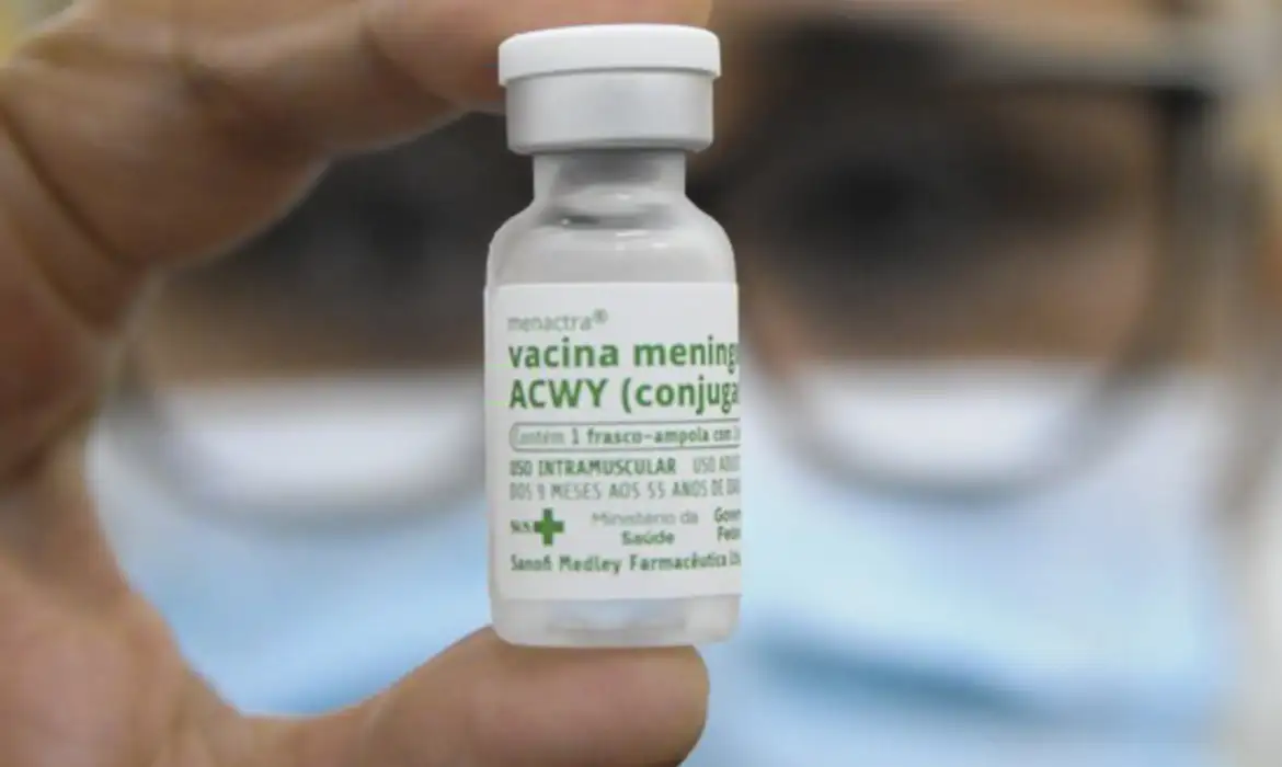 O imunizante protege contra os sorogrupos A, C, W e Y. Até então, o reforço nessa faixa etária era feito com a meningocócica C.