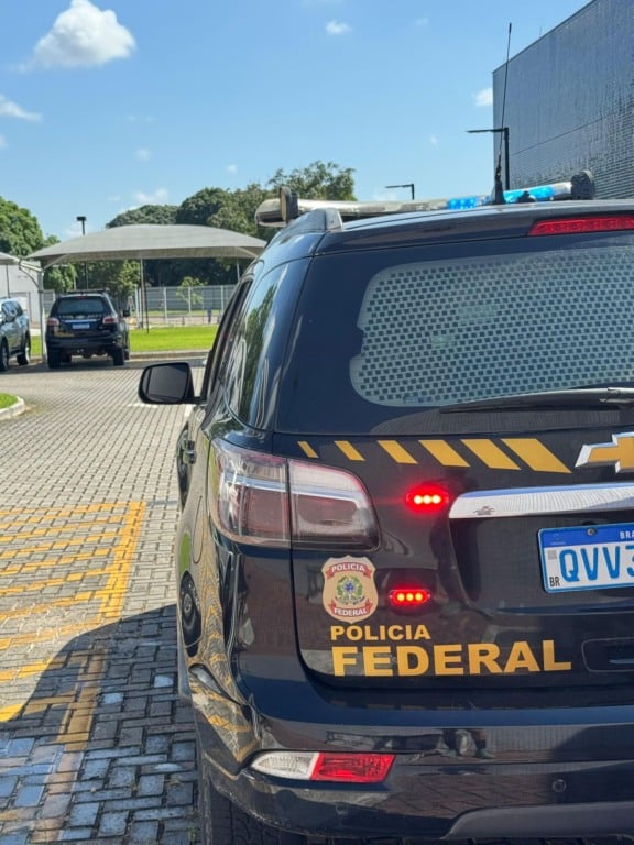 Policiais federais prenderam dois homens que estavam foragidos da justiça do Pará, um acusado de homicídio e outro de feminicídio.
