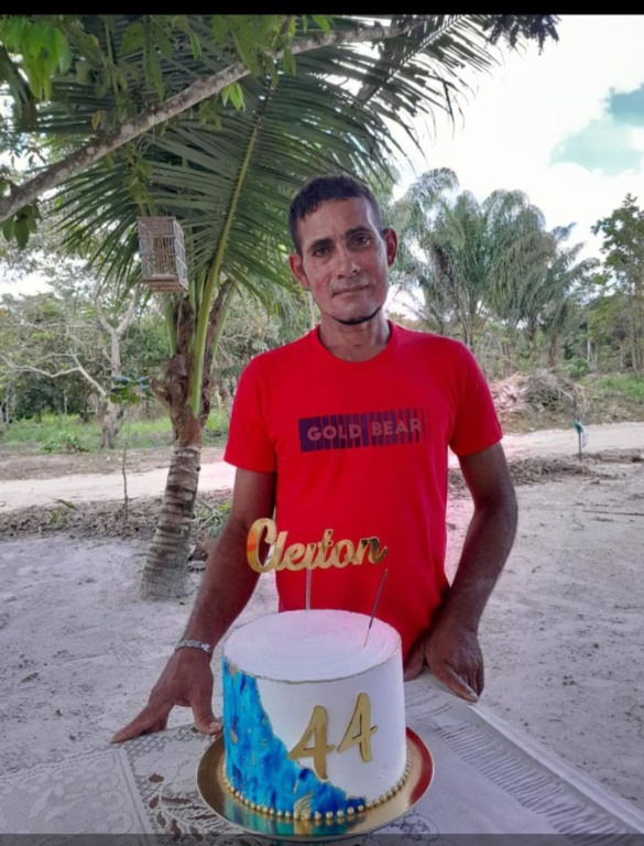 No local informado, testemunhas disseram aos policiais militares que Cleiton, também conhecido como "Cicatriz", de 44 anos, estava em via pública