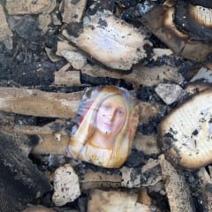 Imagem de Nossa Senhora entre os escombros emocionou moradores. Foto: redes sociais 