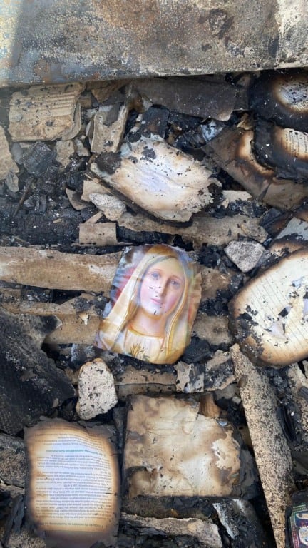 Imagem de Nossa Senhora entre os escombros emocionou moradores. Foto: redes sociais 