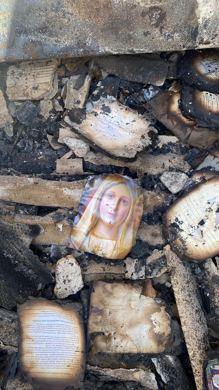 Imagem de Nossa Senhora entre os escombros emocionou moradores. Foto: redes sociais 