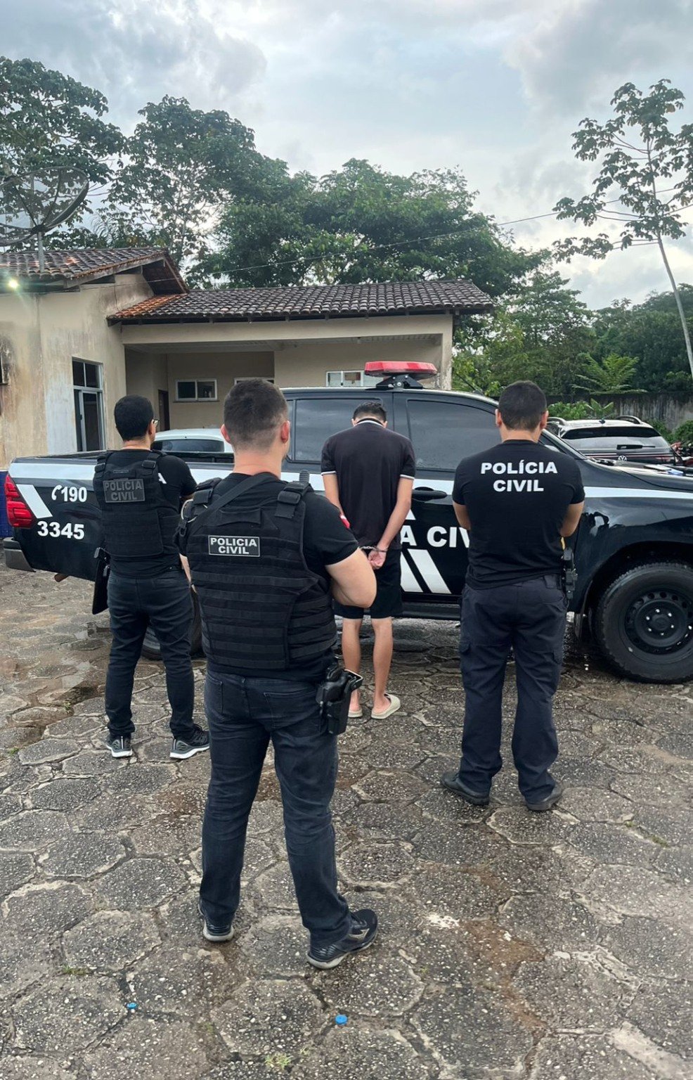 Um homem, o qual não teve sua identidade revelada pela Polícia Civil, foi preso acusado de ter ameaçado sua ex-namorada