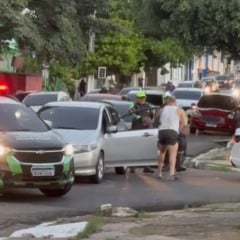 O veículo que conduzia estava com o licenciamento vencido desde 2019 e acumulava 12 multas por infrações de trânsito.