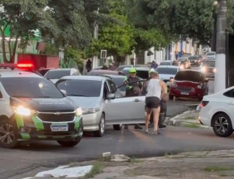 O veículo que conduzia estava com o licenciamento vencido desde 2019 e acumulava 12 multas por infrações de trânsito.
