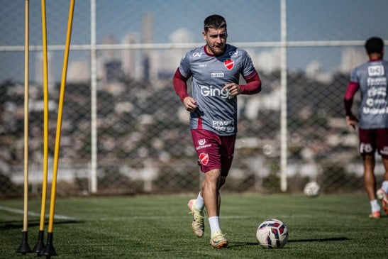 João Vieira avalia momento com o Vila Nova e projeta "decisão" contra o Avaí