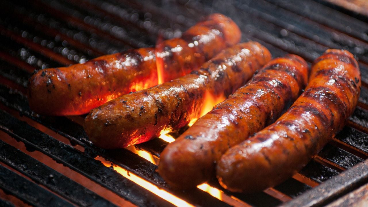 A Rainha da Grelha: Como escolher a Linguiça perfeita para seu churrasco