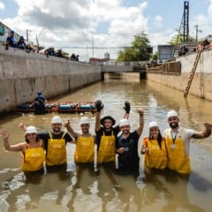 Belém instala ecobarreira no Canal da Tamandaré e prefeito inspeciona obra dentro do canal