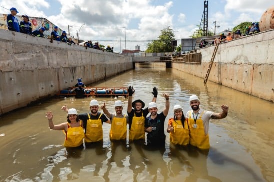 Belém instala ecobarreira no Canal da Tamandaré e prefeito inspeciona obra dentro do canal