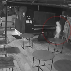 Na madrugada de terça-feira (22), um homem usando apenas uma blusa de moletom e uma calcinha foi flagrado por câmeras de segurança invadindo um bar