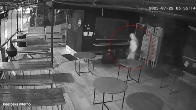 Na madrugada de terça-feira (22), um homem usando apenas uma blusa de moletom e uma calcinha foi flagrado por câmeras de segurança invadindo um bar