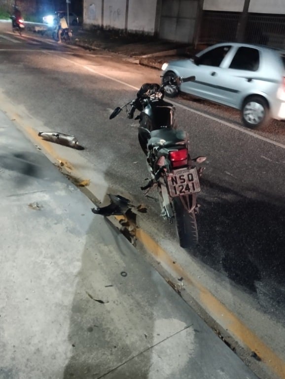 Na cidade de Castanhal, região do nordeste paraense, um motociclista morreu após colidir violentamente na traseira de um caminhão.