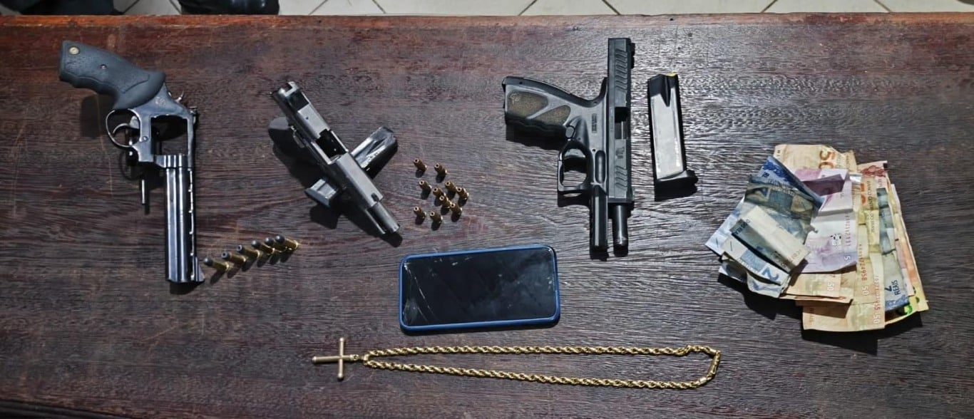 Após vários roubos praticados na cidade de Castanhal, região do nordeste paraense, a Polícia Militar prendeu uma dupla e apreendeu três armas de fogo, além de munições.