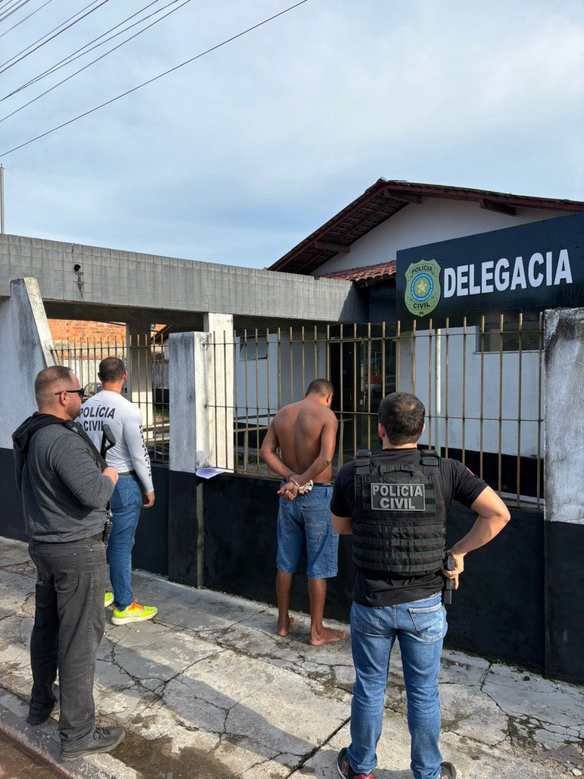 Joelson dos Santos da Silva, acusado de envolvimento em um homicídio no município de São Miguel do Guamá foi localizado e preso pela Polícia Civil