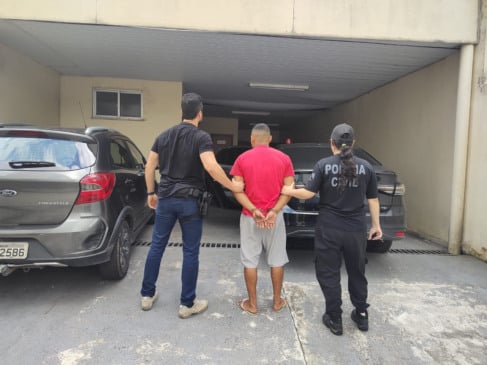 O suspeito foi detido e conduzido à delegacia, onde foram realizados os procedimentos legais. Ele agora está à disposição da Justiça.