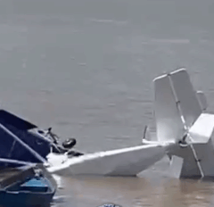 Um avião de pequeno porte caiu na tarde desta quarta-feira, 2 de julho, em uma praia de Mosqueiro, distrito de Belém.