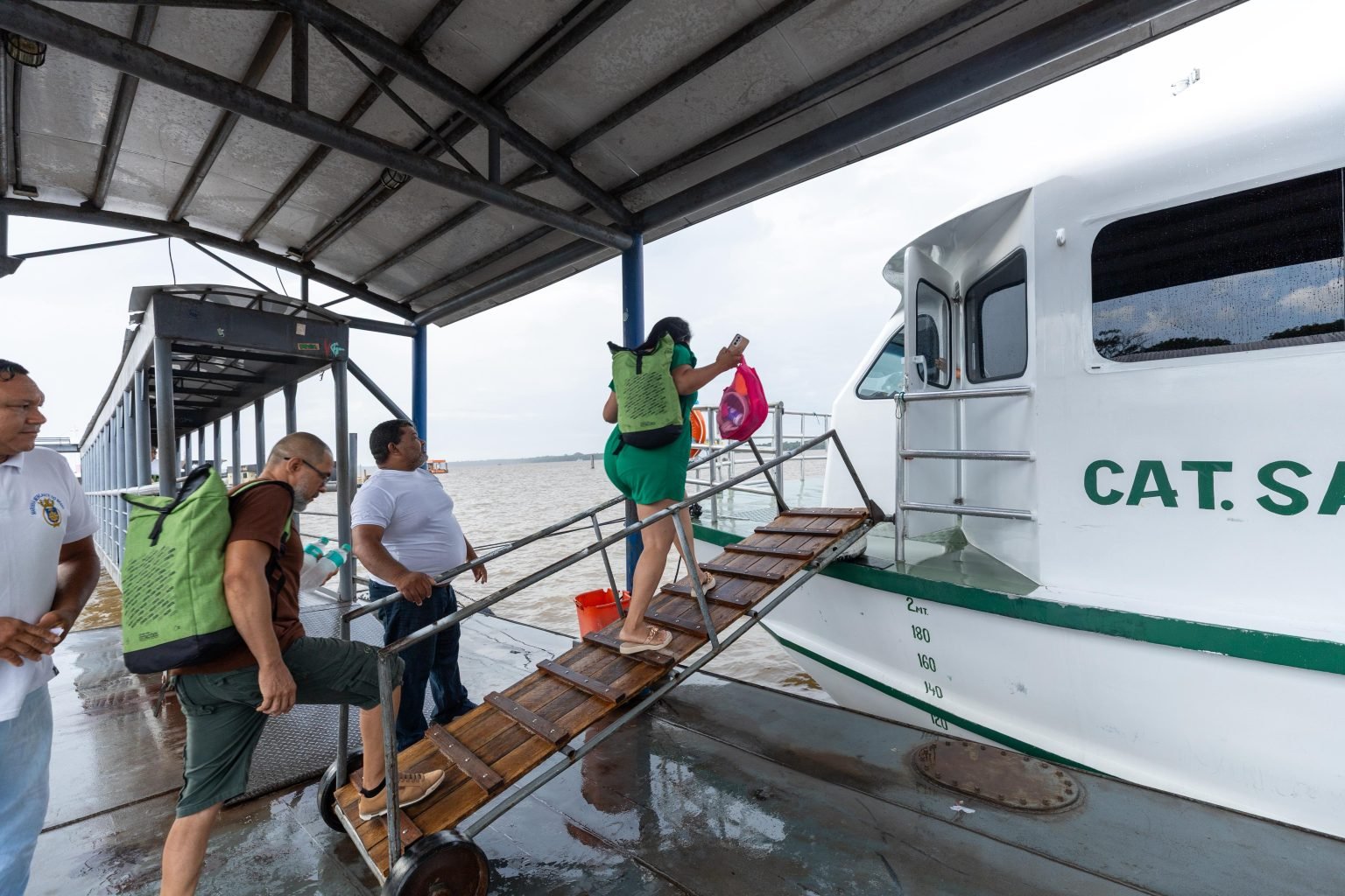 O clima de verão em Belém ganhou um reforço especial neste mês de julho com o início da operação do Geladão Fluvial