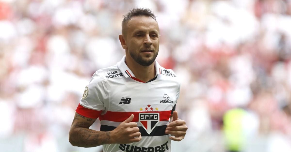 O ex-lateral-direito Rafinha oficializou sua aposentadoria do futebol profissional nesta segunda-feira, 21 de julho O ex-lateral-direito Rafinha oficializou sua aposentadoria do futebol profissional nesta segunda-feira, 21 de julho