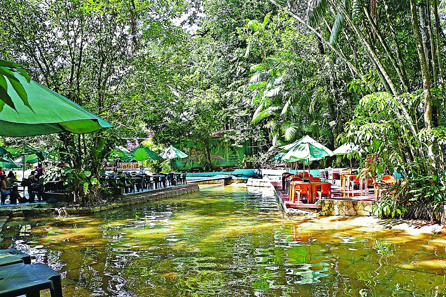 Piscinas naturais e artificiais, nascente de rio e muita vegetação. Um local ideal para relaxar