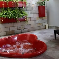 A decoração excêntrica e sensual dos motéis brasileiros — especialmente em Belém — foi destaque de uma reportagem publicada neste domingo (27)