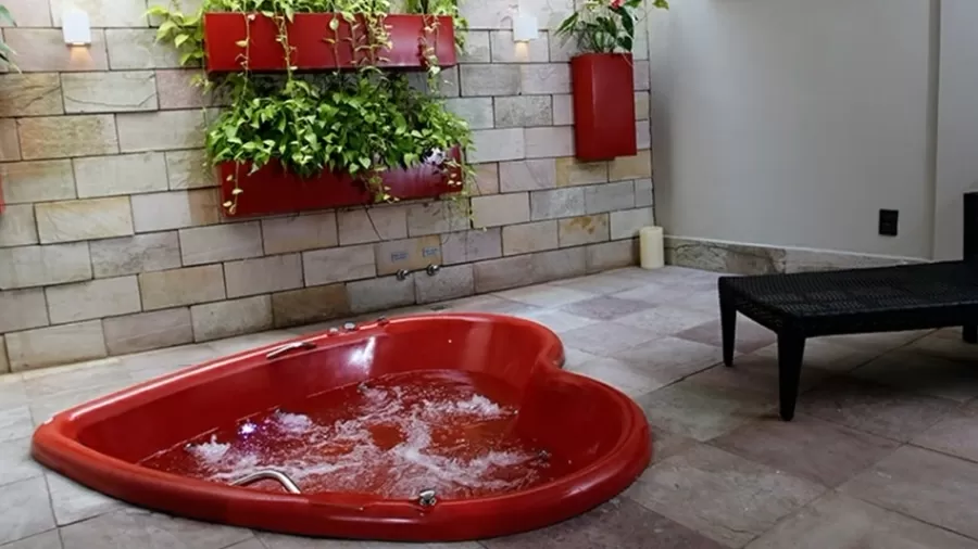 A decoração excêntrica e sensual dos motéis brasileiros — especialmente em Belém — foi destaque de uma reportagem publicada neste domingo (27)