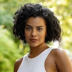 Os cabelos cacheados e curtinhos estão em alta — e quem vem inspirando muitas mulheres a aderirem a essa tendência é a atriz Bella Campos.