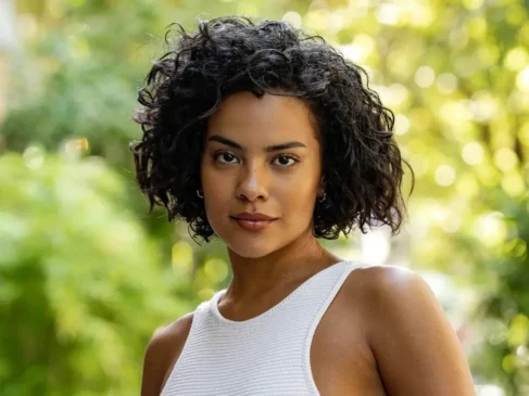 Os cabelos cacheados e curtinhos estão em alta — e quem vem inspirando muitas mulheres a aderirem a essa tendência é a atriz Bella Campos.