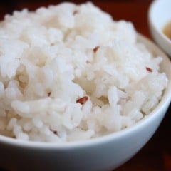 Se você abriu a geladeira e se deparou com vários potinhos de arroz sobrando de ontem, anteontem (e até de dias ainda mais antigos), não se preocupe