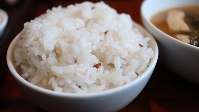 Se você abriu a geladeira e se deparou com vários potinhos de arroz sobrando de ontem, anteontem (e até de dias ainda mais antigos), não se preocupe