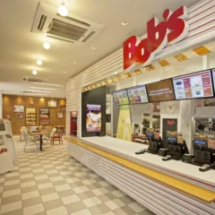 Milk-shake preparado por um robô, pedidos 100% digitais e lanches retirados de lockers destravados por QR Code.