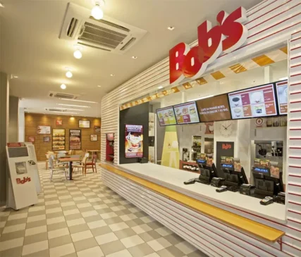 Milk-shake preparado por um robô, pedidos 100% digitais e lanches retirados de lockers destravados por QR Code.