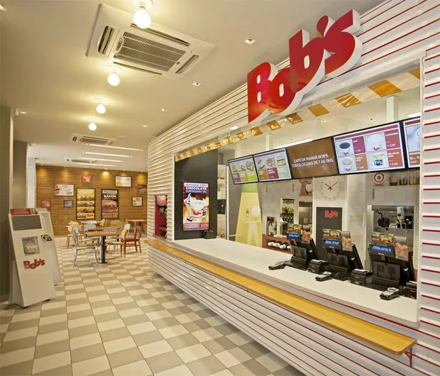 Milk-shake preparado por um robô, pedidos 100% digitais e lanches retirados de lockers destravados por QR Code.