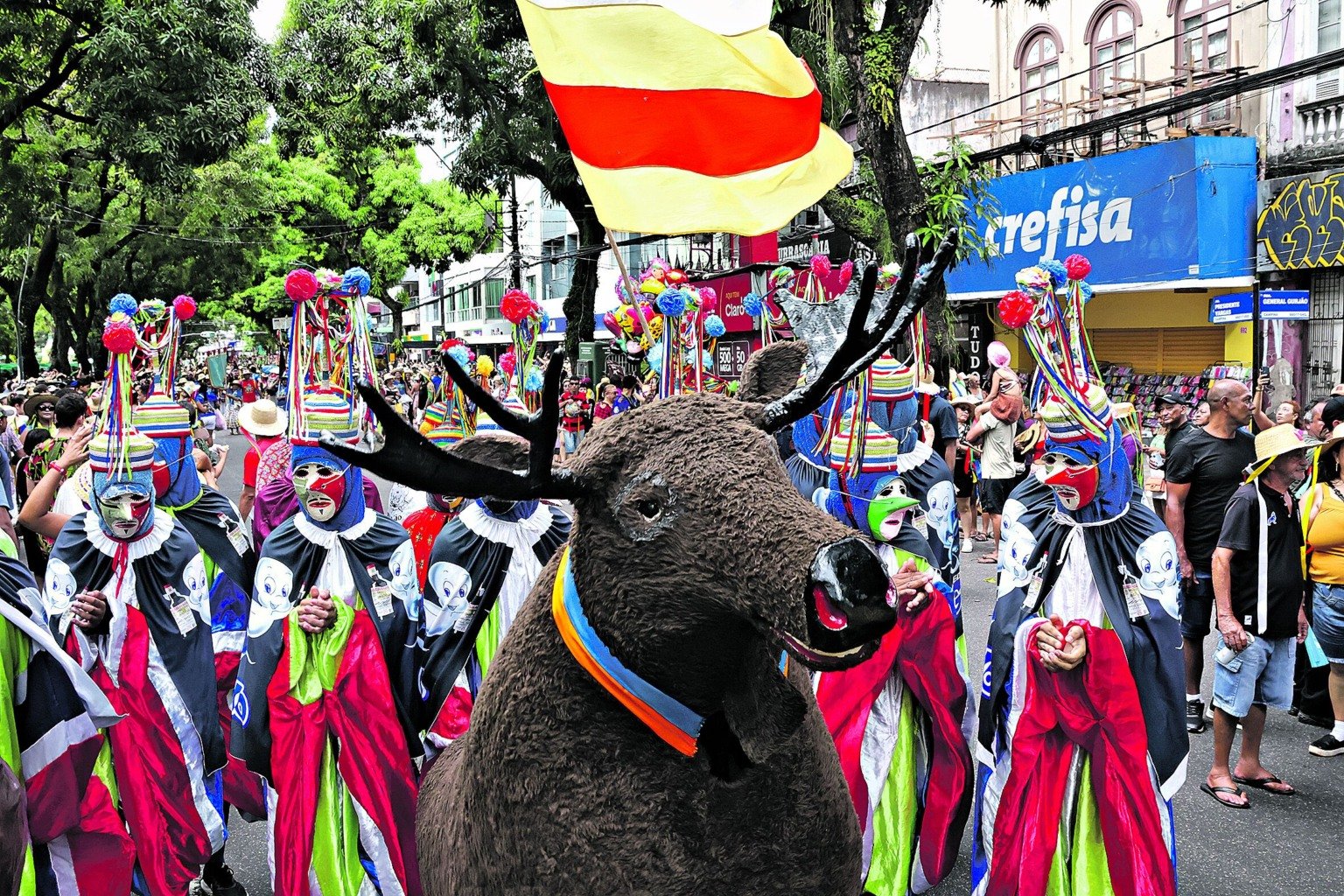 O ponto alto do evento foi a derrubada simbólica dos mastros de São João, acompanhada de músicas e rituais que renovam a esperança para o próximo ano.