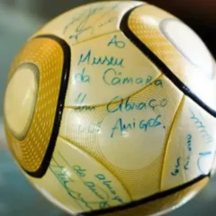 homem que teria praticado crimes contra o Estado de Direito e furtado bola autografada pelo jogador Neymar na Câmara dos Deputados no 8 de Janeiro.