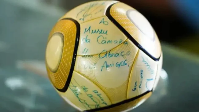 homem que teria praticado crimes contra o Estado de Direito e furtado bola autografada pelo jogador Neymar na Câmara dos Deputados no 8 de Janeiro.