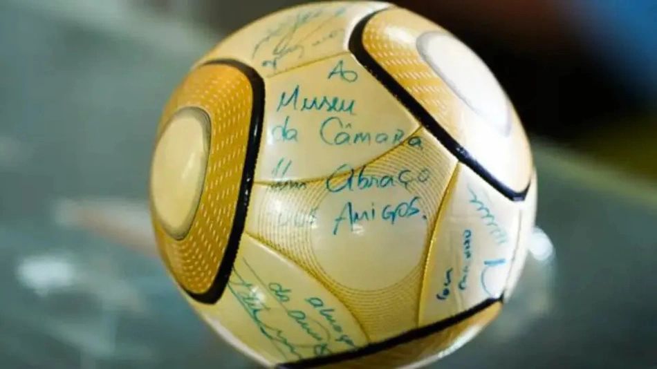 homem que teria praticado crimes contra o Estado de Direito e furtado bola autografada pelo jogador Neymar na Câmara dos Deputados no 8 de Janeiro.