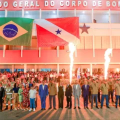 Governador Helder Barbalho e demais autoridades militares e civis no ato realizado no Comando-Geral do CBMPA
