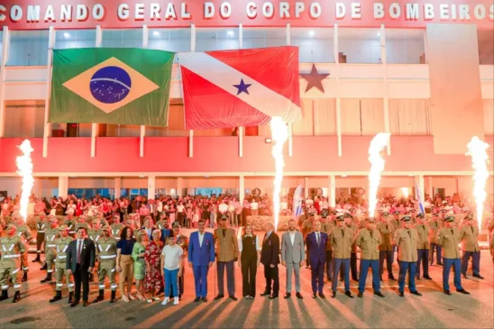 Governador Helder Barbalho e demais autoridades militares e civis no ato realizado no Comando-Geral do CBMPA
