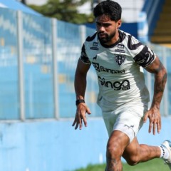 O lateral volta em um momento importante para o time na Série B - Foto: Jorge Luis Totti/PSC