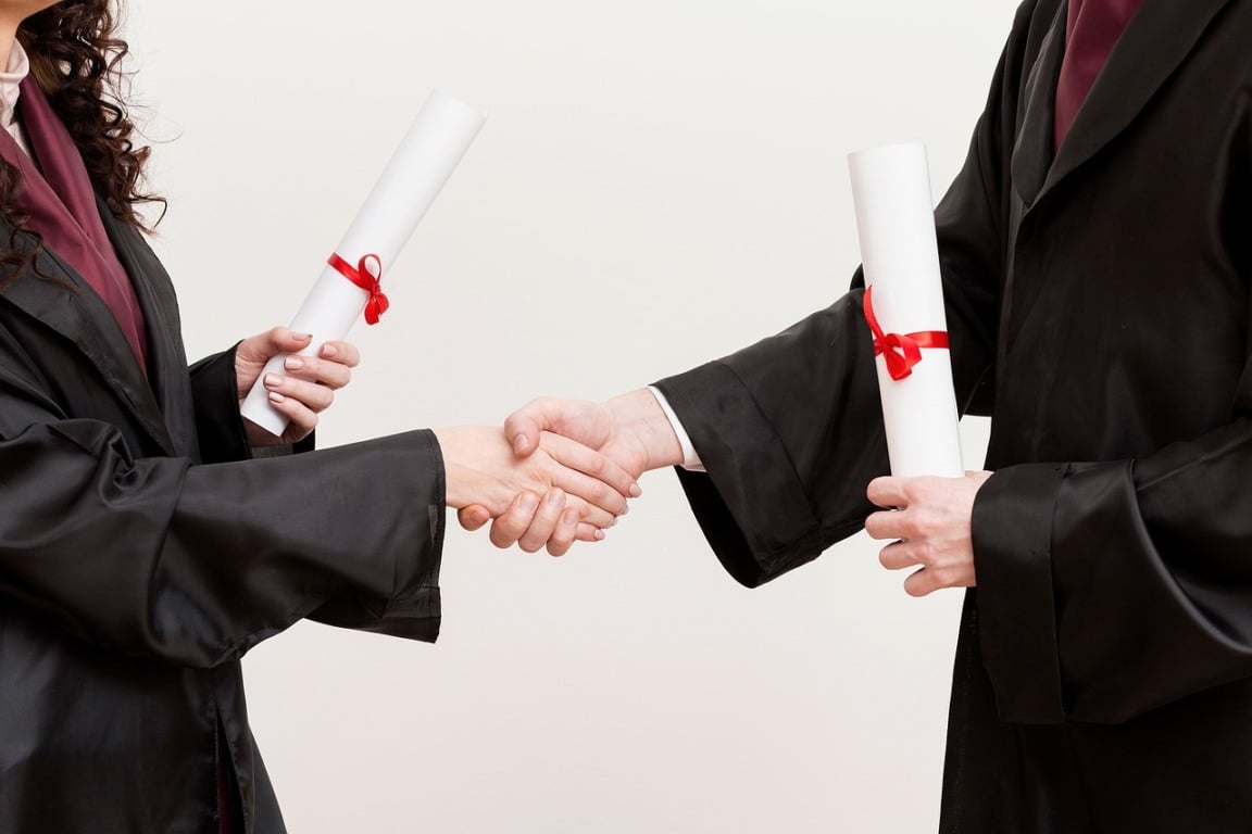 Desde o dia 1º de julho, uma nova regra do Ministério da Educação (MEC) mudou completamente a emissão de diplomas de graduação no Brasil. Desde o dia 1º de julho, uma nova regra do Ministério da Educação (MEC) mudou completamente a emissão de diplomas de graduação no Brasil.
