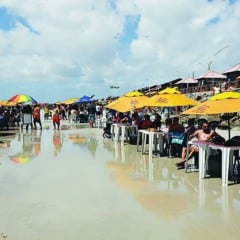 Bragança Pará, Brasil.  Último dia de férias  de julho na praia de Ajuruteua,  
Foto: Celso Rodrigues/ Diário do Pará.